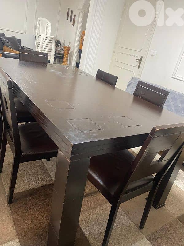 طاولة سفره مع ٦ كراسي بحاله جيده بحاجه الى دهان السعر 140$ 0