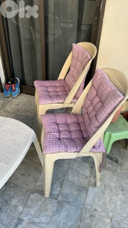 comfortable sofas chairs and tables 3