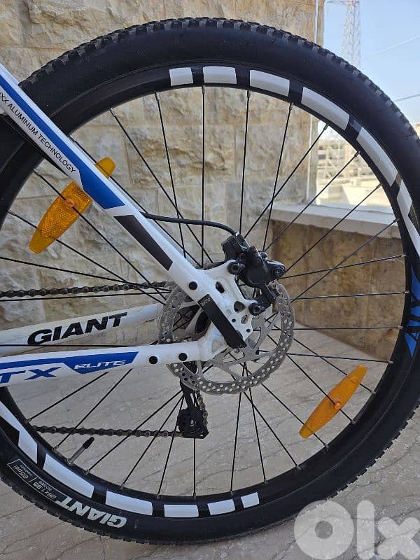 Giant Mountain bike - Medium Size 4