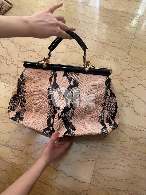 charming pink leather handbag in great condition 1