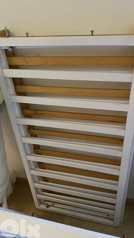 Crib, 2 mattresses, 7 blankets & mosquito net 3