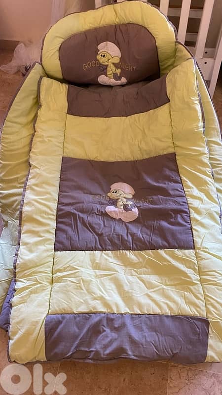 Crib, 2 mattresses, 7 blankets & mosquito net 7