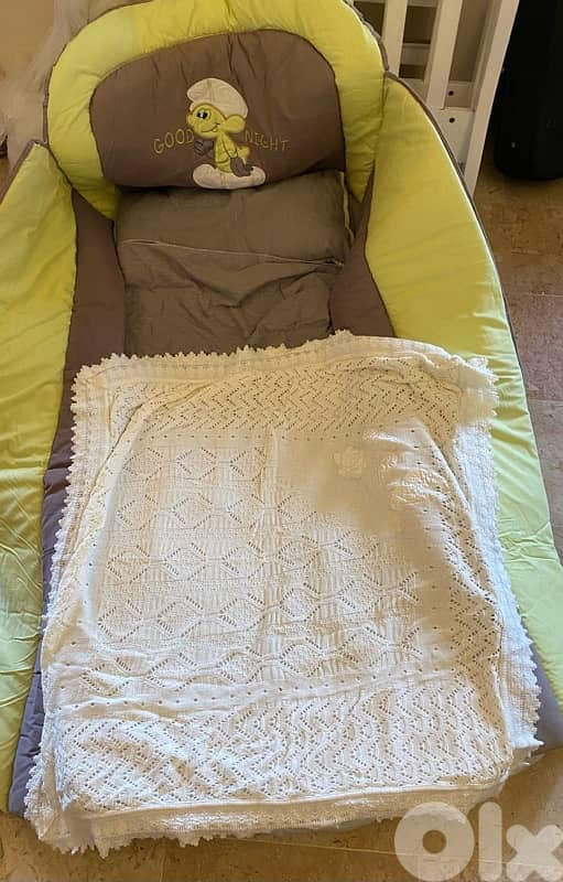 Crib, 2 mattresses, 7 blankets & mosquito net 9