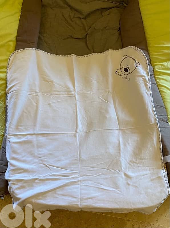Crib, 2 mattresses, 7 blankets & mosquito net 10