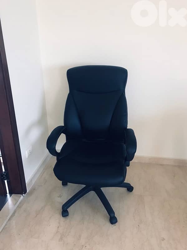 Office desk + chair + sofa 2