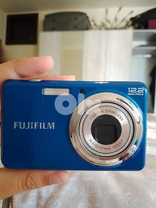 camera used no charger with me might also need batteries 0