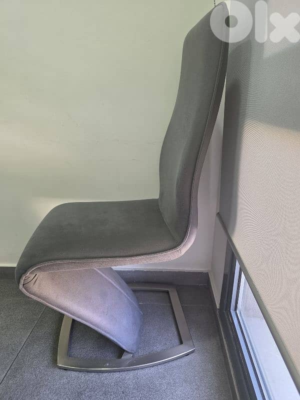 8 Dinning chairs- like brand new 1