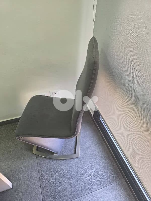 8 Dinning chairs- like brand new 3
