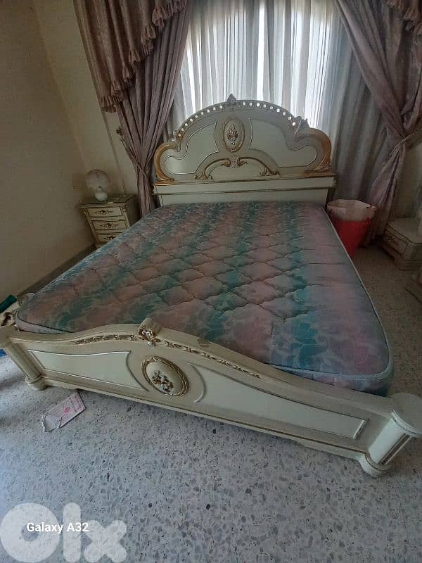 غرفة نوم مجوز كاملة خشب زين ولاتي لون عاجي وذهبي 0