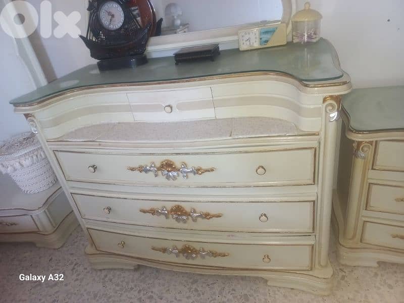 غرفة نوم مجوز كاملة خشب زين ولاتي لون عاجي وذهبي 11