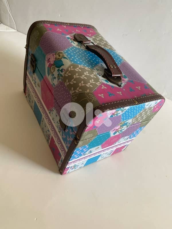 Retro wooden chest 4