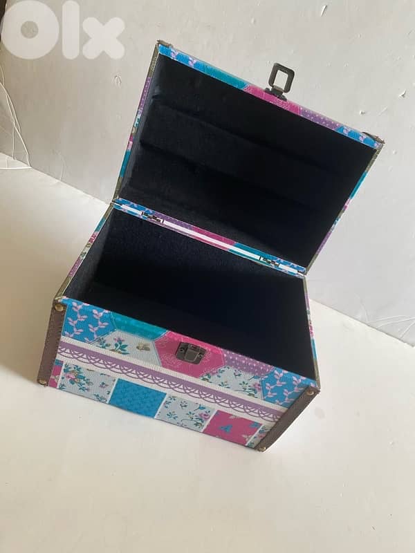 Retro wooden chest 8