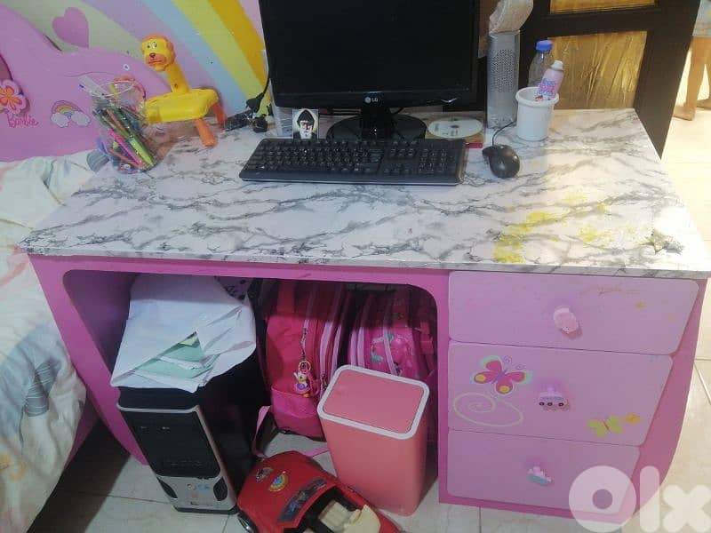 Barbie desk 0