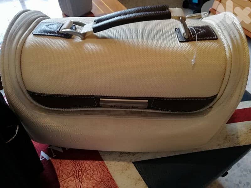 Victoria make-up bag 0