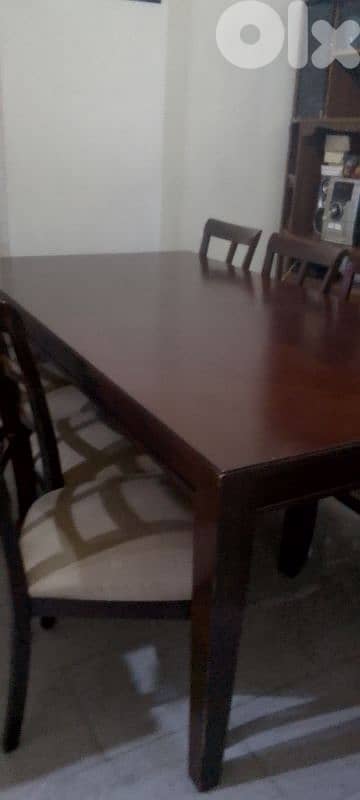 vitrine and table 1