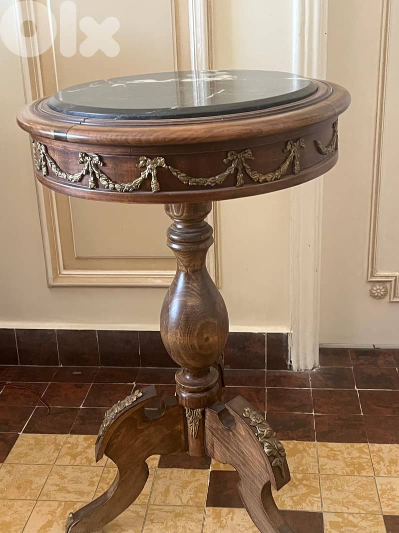Antique : Bahu / Tables / Stand /Vitrine/love seat /lampadaires 12