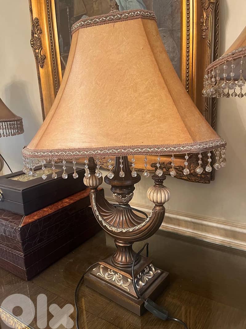 Antique : Bahu / Tables / Stand /Vitrine/love seat /lampadaires 15