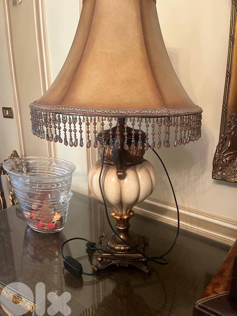 Antique : Bahu / Tables / Stand /Vitrine/love seat /lampadaires 18