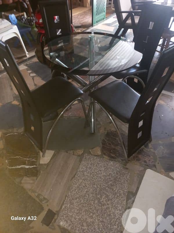 طاولة سفرة زجاج وكروم مع ٤كراسي 0