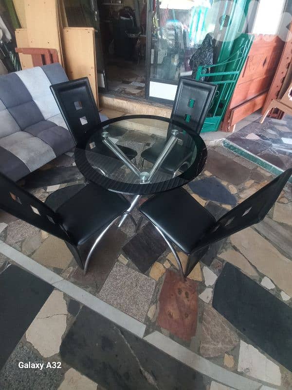 طاولة سفرة زجاج وكروم مع ٤كراسي 2