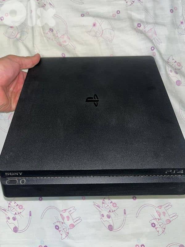 ps4 slim with 2 controllers 1