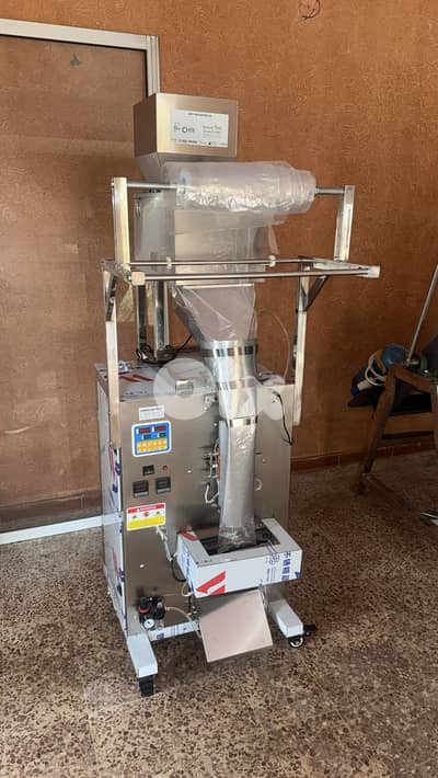 Filling&sealing machine (Powder&grains 100-1000g) آلة تعبئة الأكياس