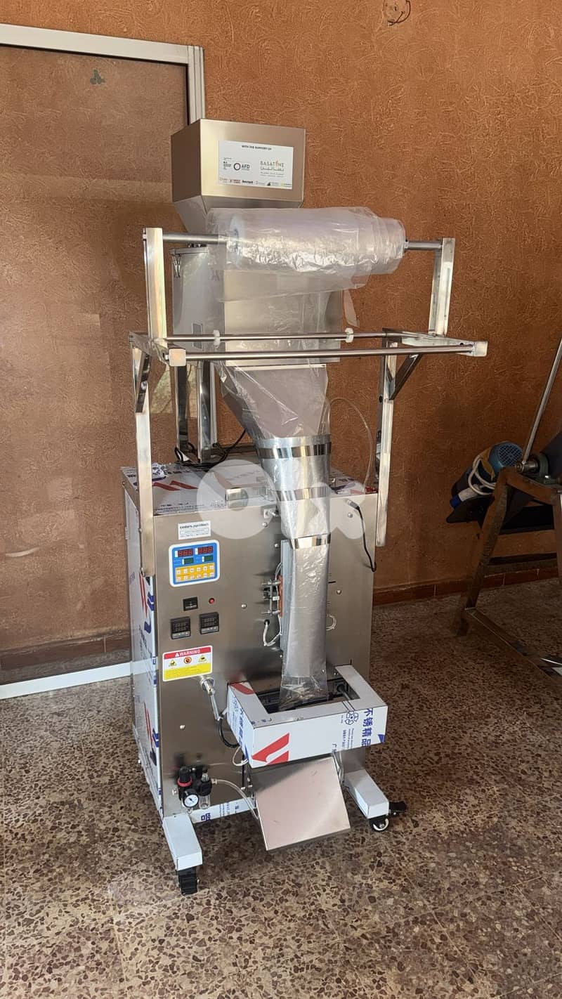 Filling&sealing machine (Powder&grains 100-1000g) آلة تعبئة الأكياس 0