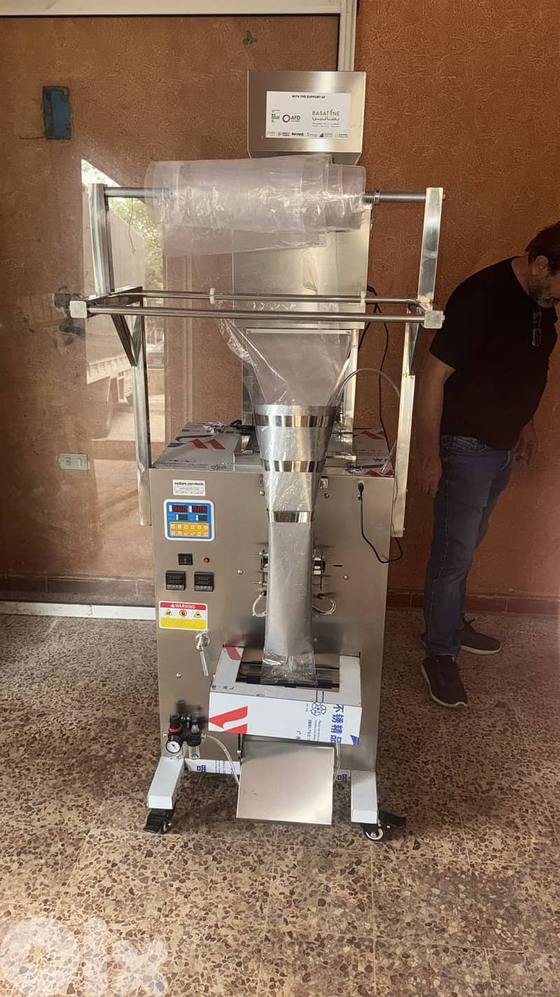 Filling&sealing machine (Powder&grains 100-1000g) آلة تعبئة الأكياس 1