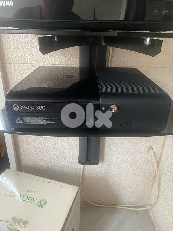 Xbox 360 with its games CD 0