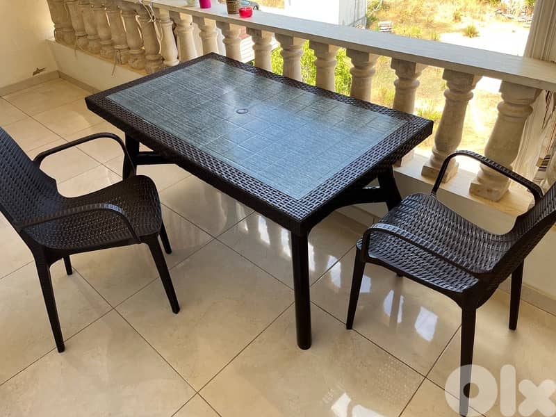 طاولة  سفرة او طاولة للخارج مع ٤ كراسي 1