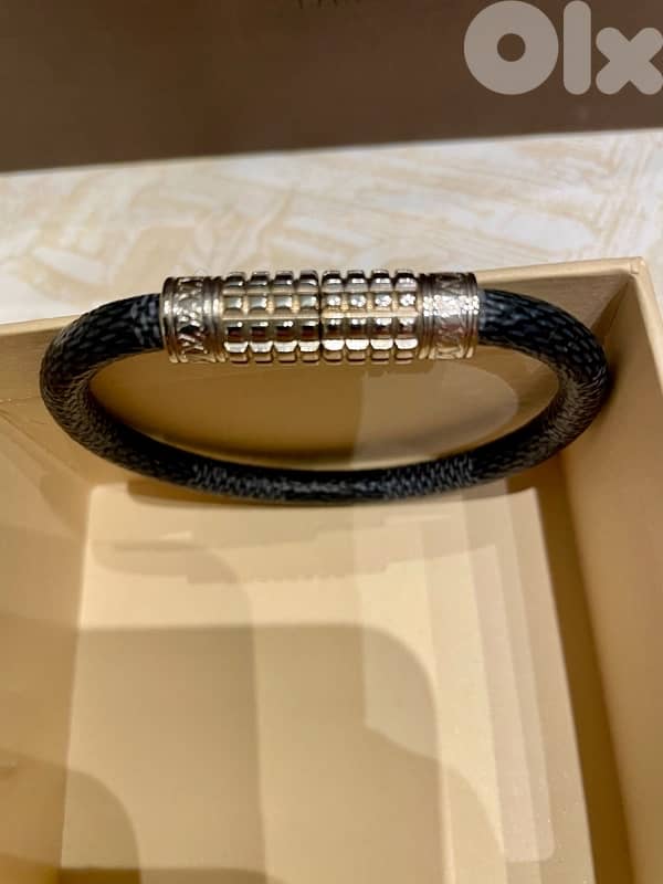 Louis Vuttion Digit Bracelet 1