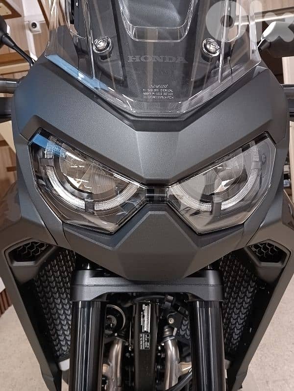 Honda Africa Twin model 2025 DCT dealer warranty 1100cc 0klm 8