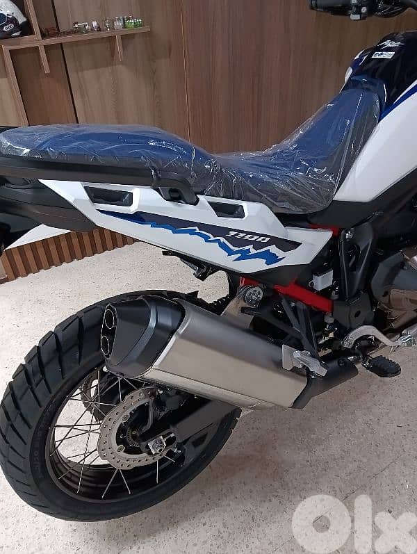 Honda Africa Twin 1100cc 2025 DCT Electric suspension dealer warranty 2