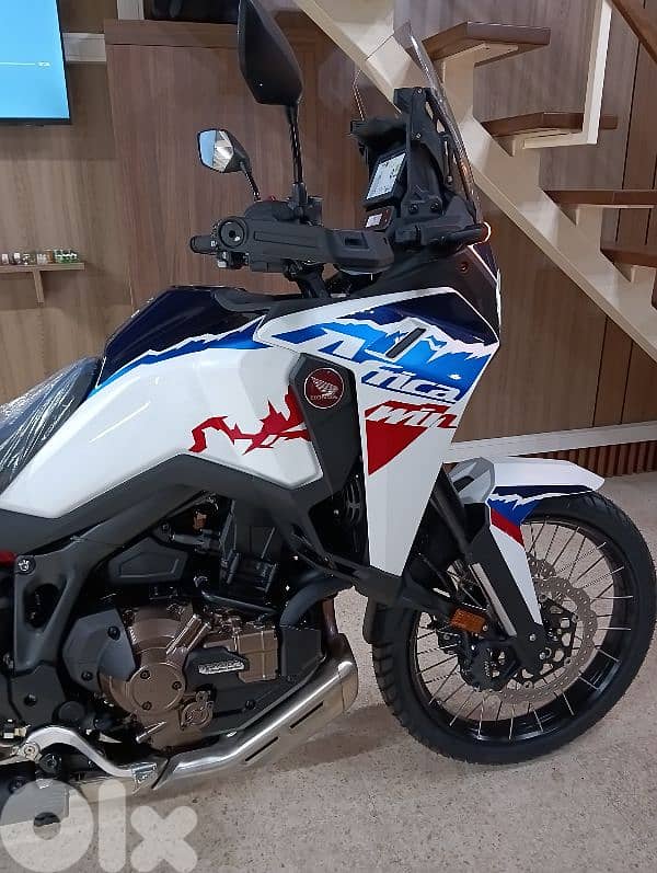 Honda Africa Twin 1100cc 2025 DCT Electric suspension dealer warranty 3