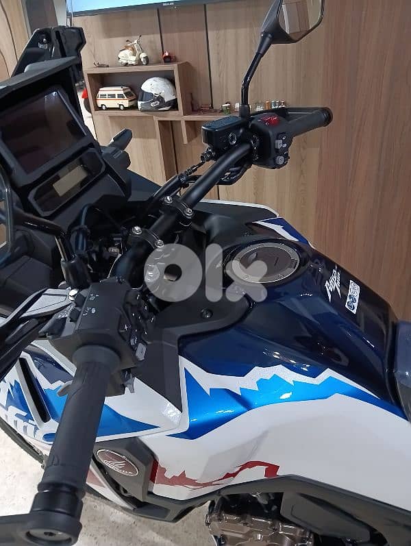 Honda Africa Twin 1100cc 2025 DCT Electric suspension dealer warranty 7