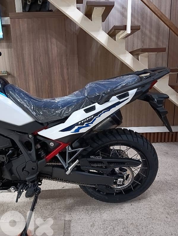 Honda Africa Twin 1100cc 2025 DCT Electric suspension dealer warranty 8