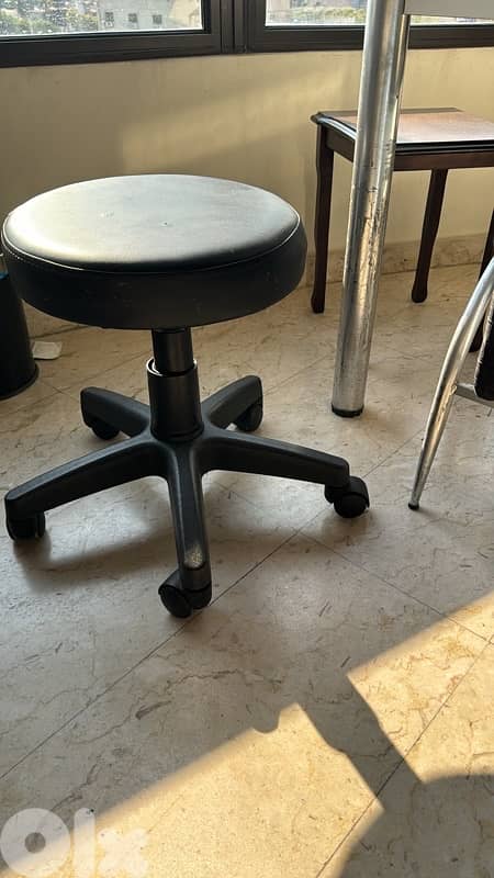make up and nail chairs 0