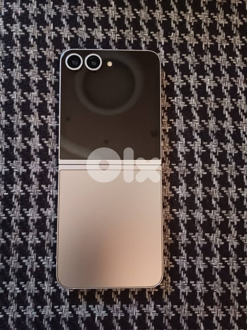 Z flip 6 Samsung phone 3