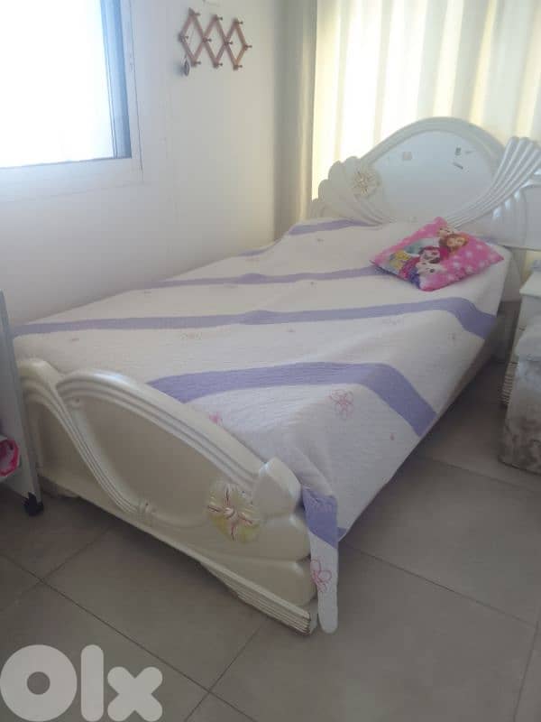 Elegant Solid Wood Single Bed – Sturdy & Stylish 0