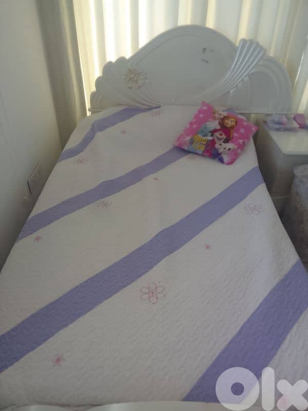 Elegant Solid Wood Single Bed – Sturdy & Stylish 2