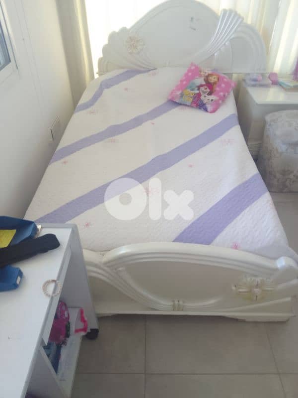 Elegant Solid Wood Single Bed – Sturdy & Stylish 3