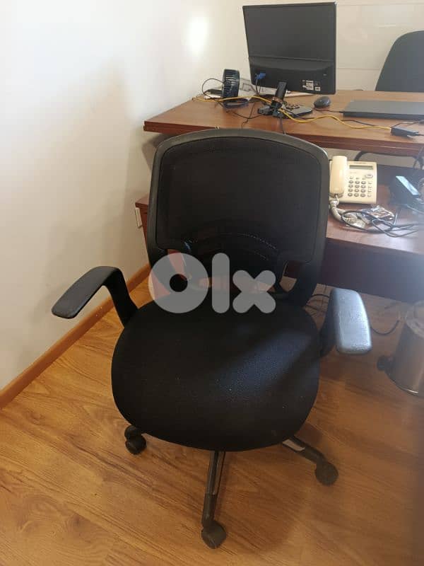 6 used chairs and one round table 1