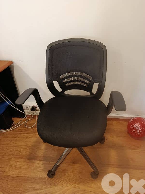 6 used chairs and one round table 2