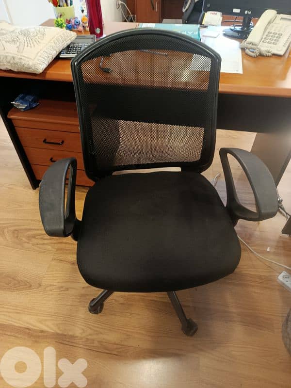 6 used chairs and one round table 3