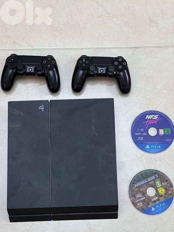 ps4 with 2 cds and 2 controllers 0