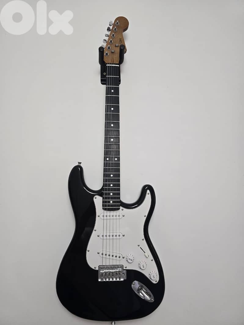 Deviser Electric Guitar, Amplifier, Duffel case & Cable for $ 245 0