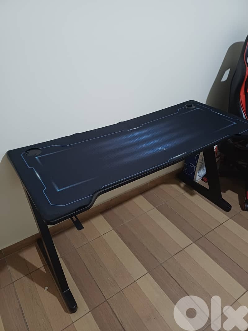 Gaming table and chair 3