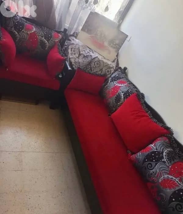 طقم صوفات بحالة جيدة للبيع: ٢ صوفا كبيرة، ٢ صغيرة، وبرداية هدية. 0