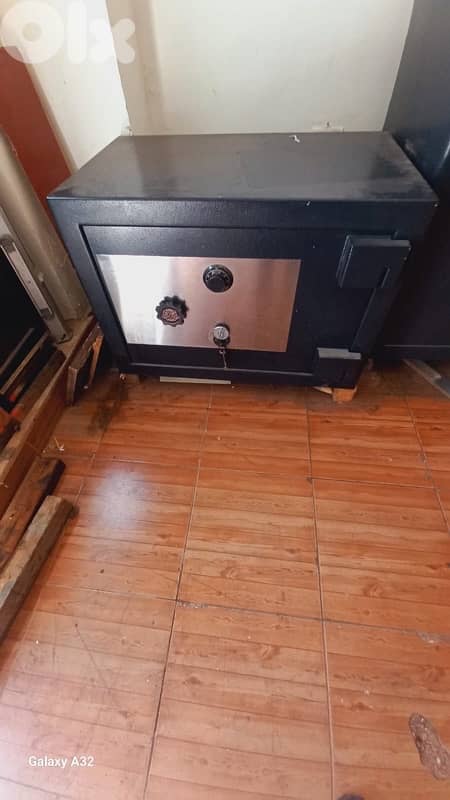 Chubb safe 1 ton made in england and jewelery machines 4