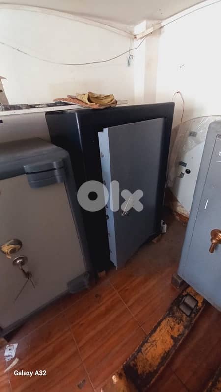 Chubb safe 1 ton made in england and jewelery machines 5